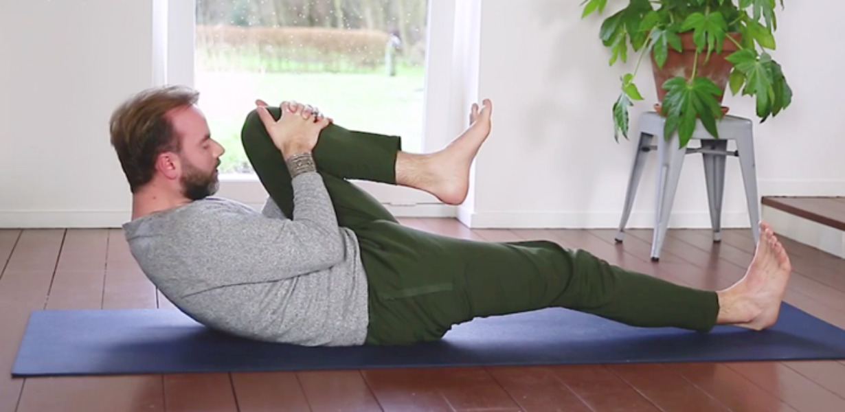 avondyoga oefeningen om lekker te slapen yogatv