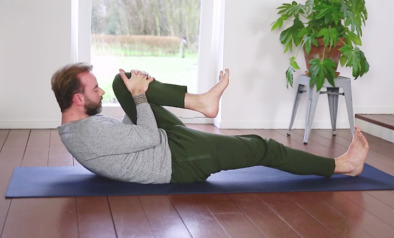 avondyoga oefeningen om lekker te slapen yogatv