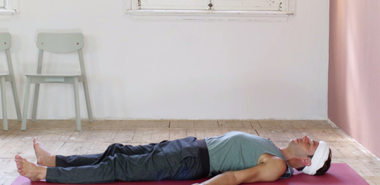 Patrick Vermeulen - how to yoga - savasana lijkhouding 720x440