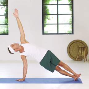 Patrick Vermeulen - how to yoga - zijwaartse plank 720x440