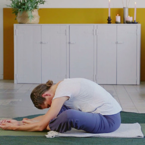 Yin oefeningen om naar binnen te keren - yogales voor thuis