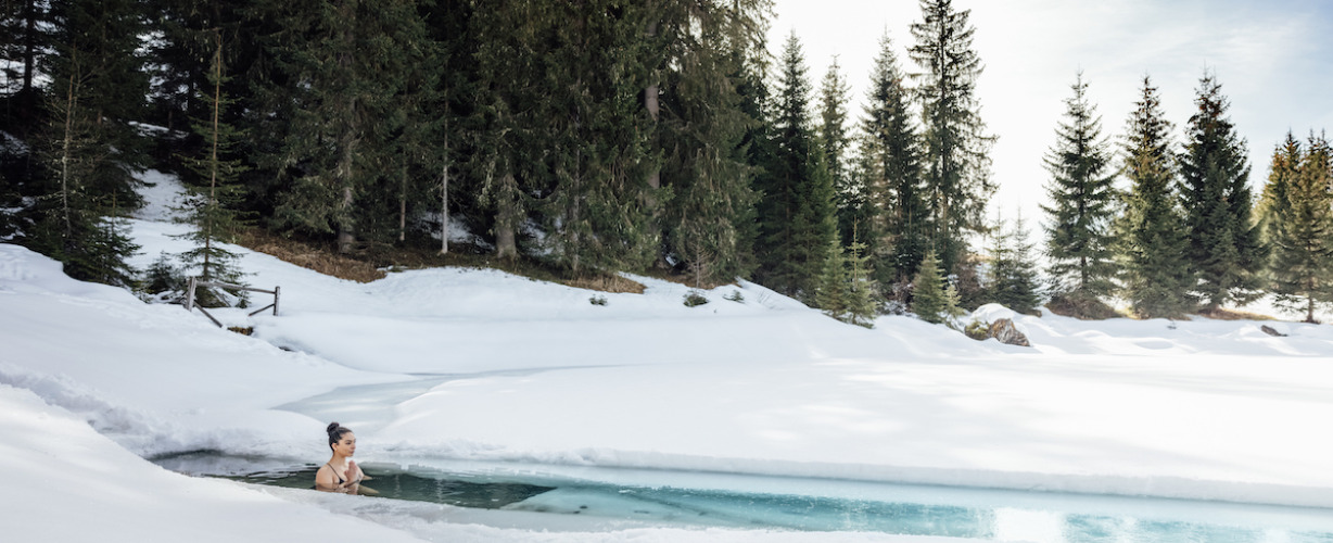 Auf-der-Suche-nach-dem-Winterlicht-Eisschwimmen-in-der-Region-Altenmarkt-Zauchensee_Oesterreich-Werbung_Nina-Baumgartner-thecreatingclick-com-