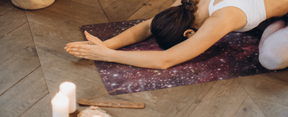 Ontspannen feestdagen yogahouding