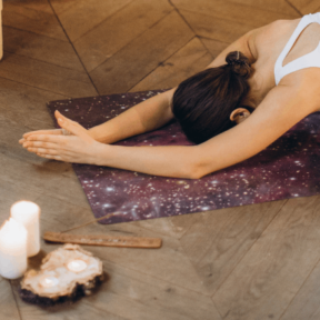 Ontspannen feestdagen yogahouding