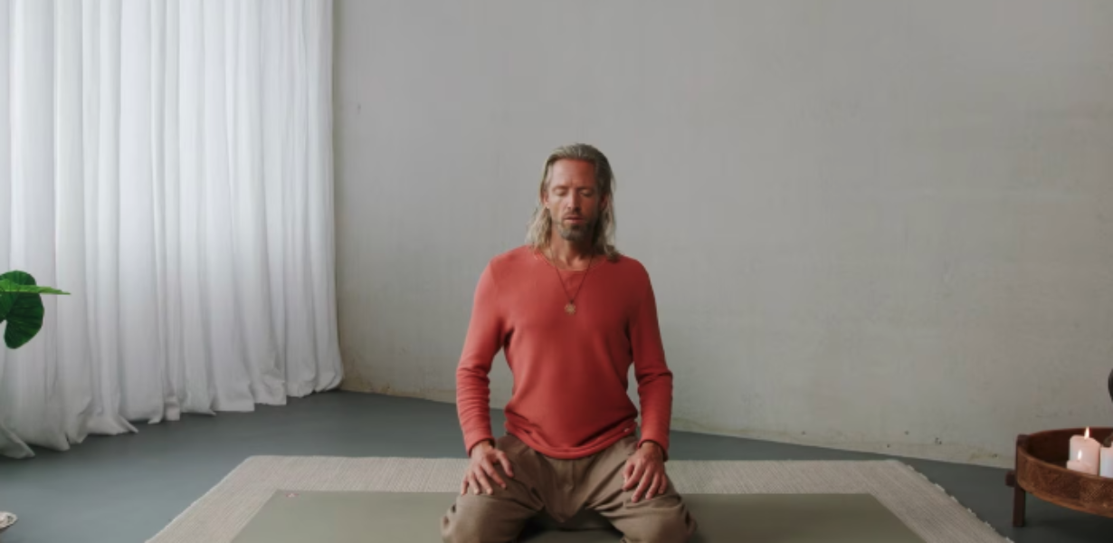 Jaladhara ademoefening voelend aanwezig