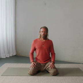 Jaladhara ademoefening voelend aanwezig