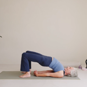 Yoga stretch in de ochtend les