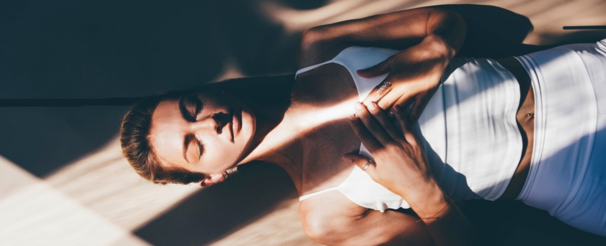 Zo kan yoga helpen bij somberheid