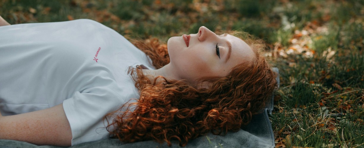 De feestdagen brengen vaak warmte, gezelligheid en verbinding, maar ook drukte, volle agenda’s, suikerpieken, wijntjes en korte nachten. Na al die prikkels kan januari voelen als een periode waarin je lichaam moet bijkomen van dit alles. Misschien merk je dat je hoofd vol zit, je sneller moe bent of moeite hebt om echt tot rust te komen. Yogadocent Suzanne Koelman van Het Yogapaleis deelt drie eenvoudige yoga-oefeningen die helpen je zenuwstelsel te herstellen en weer te landen in jezelf.