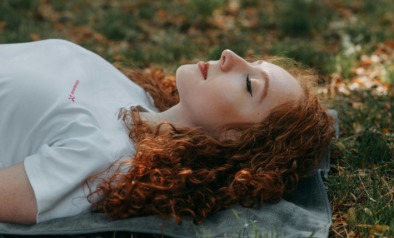 De feestdagen brengen vaak warmte, gezelligheid en verbinding, maar ook drukte, volle agenda’s, suikerpieken, wijntjes en korte nachten. Na al die prikkels kan januari voelen als een periode waarin je lichaam moet bijkomen van dit alles. Misschien merk je dat je hoofd vol zit, je sneller moe bent of moeite hebt om echt tot rust te komen. Yogadocent Suzanne Koelman van Het Yogapaleis deelt drie eenvoudige yoga-oefeningen die helpen je zenuwstelsel te herstellen en weer te landen in jezelf.