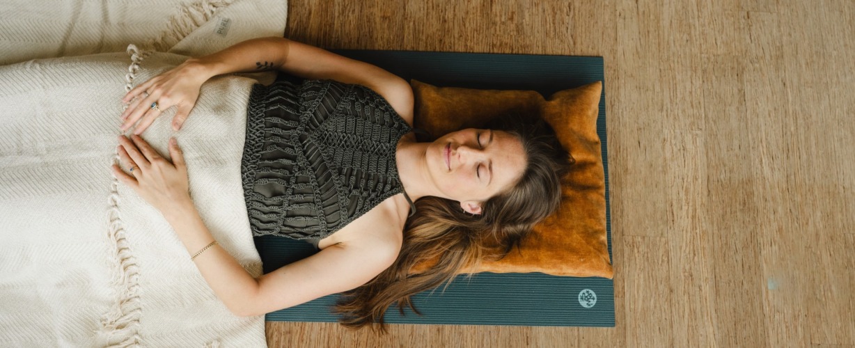 yoga nidra liggend
