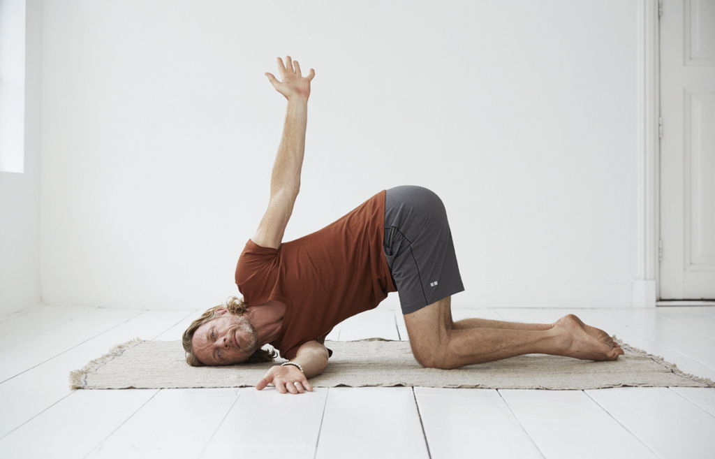 De Puppy Pose met Twist (Twisted Puppy Pose) Yoga online