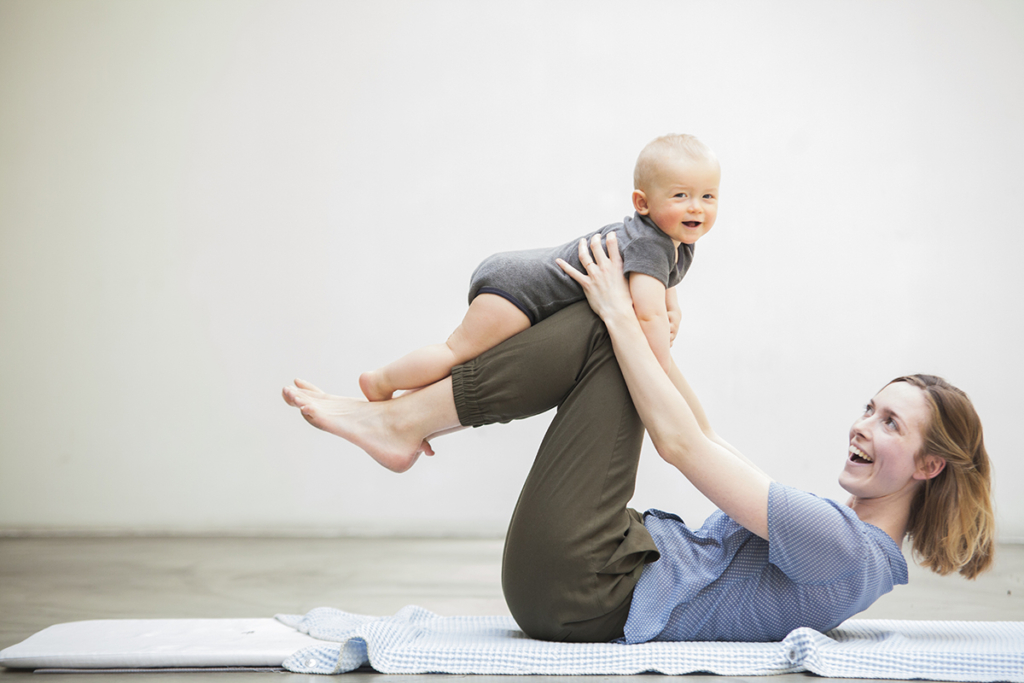 Babyyoga oefeningen voor een happy baby ⋆ Yoga Online