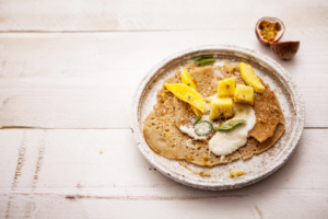 zomerse rijst-kokos-pannenkoekjes met exotisch fruit