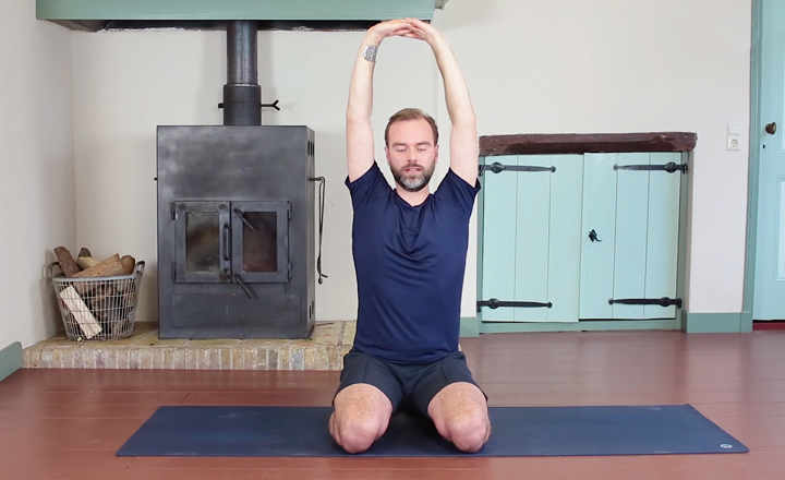 Yogaoefening tegen stijve schouders