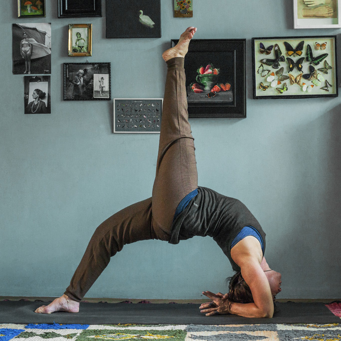 stafhouding met een been omhoog yoga