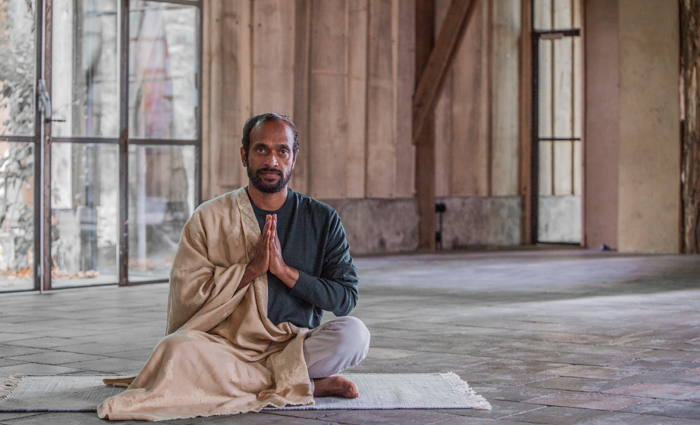 Yogadocent Vijay Gopala: 'Maak ruimte voor het pure zelf'