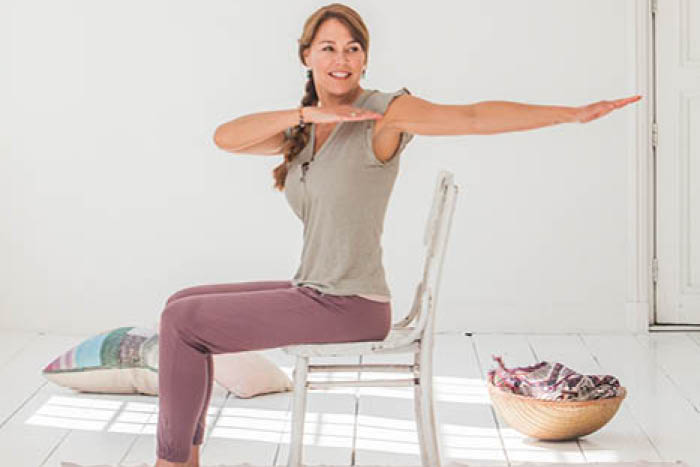 Serie Stoelyoga: bekende houdingen maar dan op een stoel ⋆ Yoga Online
