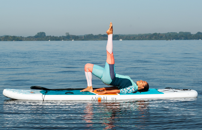 sup yoga-variant op de brug