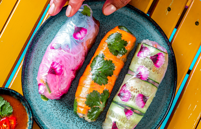 Vegetarische springrolls in regenboogkleuren