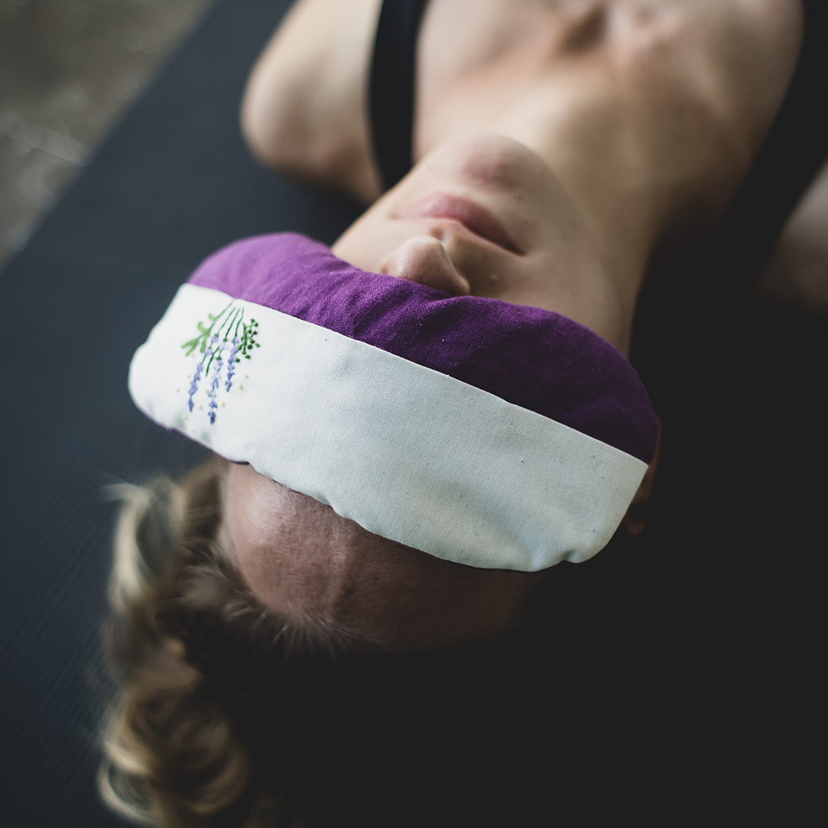 Zo val je makkelijker in slaap met yoga