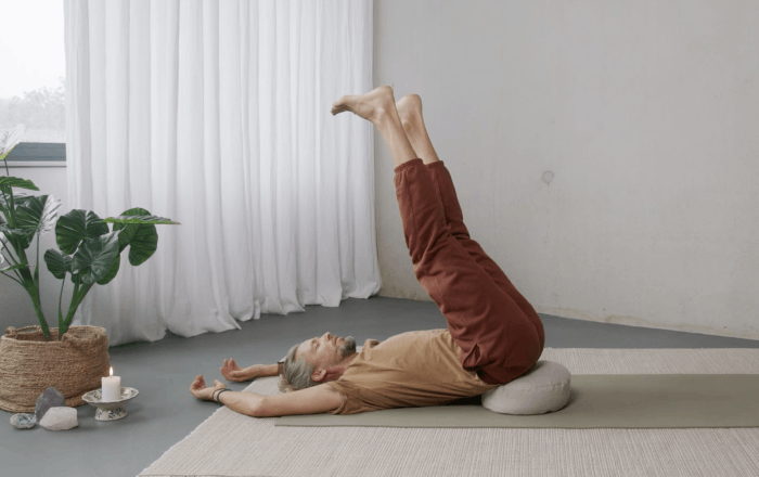 Yoga tegen een opgeblazen gevoel
