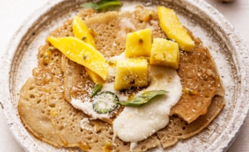 Zomerse rijst-kokos-pannenkoekjes met exotisch fruit