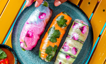 Vegetarische springrolls in regenboogkleuren