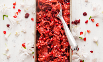 Kersensorbet met cranberry's in de kleur van de zomer