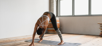 Waarom yoga beter is voor je vetverbranding (dan een zware work-out)