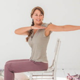 Stoelyoga: zit je fit met de Egyptische Zonnegroet