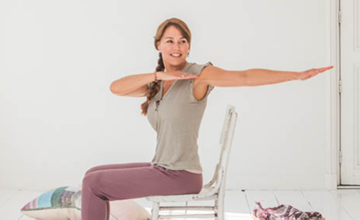 Stoelyoga: zit je fit met de Egyptische Zonnegroet