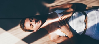 Zo kan yoga helpen bij somberheid