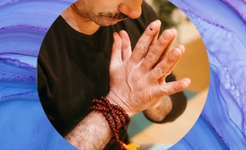 Yogafilosofie: Duisternis als poort naar liefde en licht