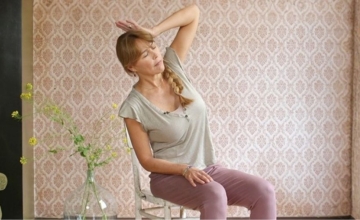 Thuiswerken? Met deze yoga-oefeningen blijf je soepel en vrolijk!