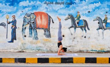 Het verhaal achter Pincha Mayurasana: versla je eigen demonen