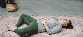 Hoogsensitief? Zet de wereld even uit met yoga
