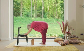 Plus-size yoga: variaties op de Zonnegroet