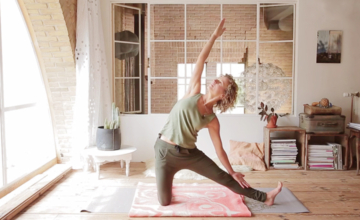 5 Vier online yogalessen om thuis te proberen 5 Vier online yogalessen om thuis te proberen