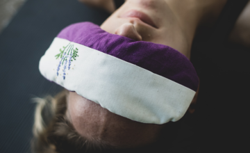 Zo val je makkelijker in slaap met yoga