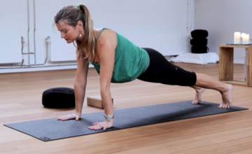 Dynamische Vinyasa yoga met Coral Brown