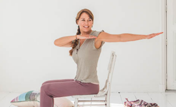 Stoelyoga: zit je fit met de Egyptische Zonnegroet