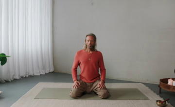Jaladhara ademoefening en meditatie: voelend aanwezig