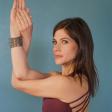 De Amerikaanse Laura Burkhart: ‘Yoga leerde me afstand nemen van pijn’