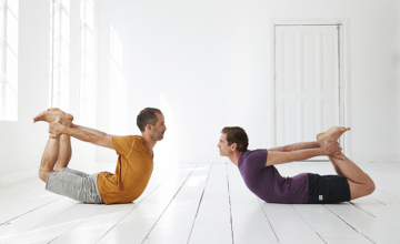 Over Bogen en buigen: de anatomie van Dhanurasana