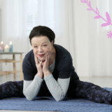 Deze yogadocente (73) is het voorbeeld van hoe je leuk ouder wordt